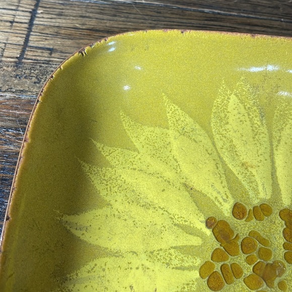 Fun sunflower metal plate with raised centre. Edges appear copper. - Picture 9 of 12